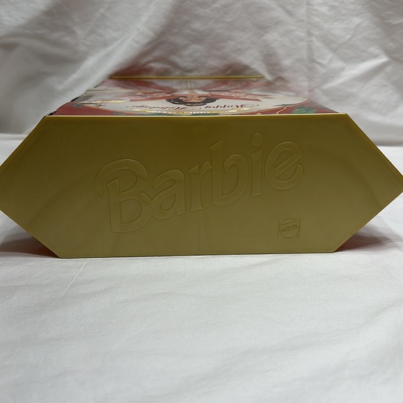 Happy Holidays Barbie - Picture 11 of 11